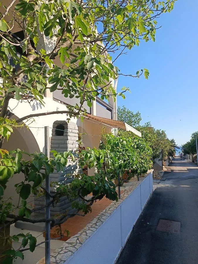Apartments Branka- 4 Apartments In House- 1 Apartment Has Jacuzzi Вир